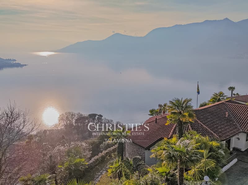 Villa avec vue panoramique, terrasse et piscine à Luino (5)