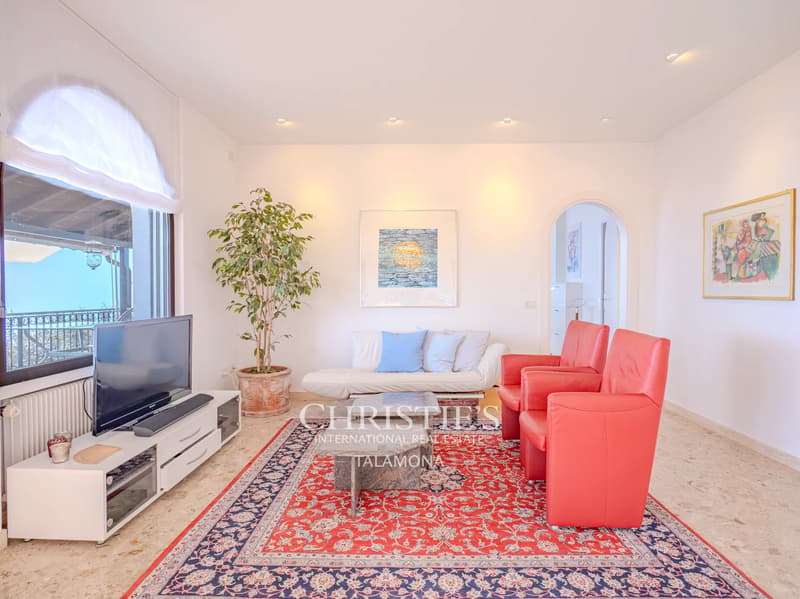 Villa mit Panoramablick, Terrasse und Pool in Luino (11)