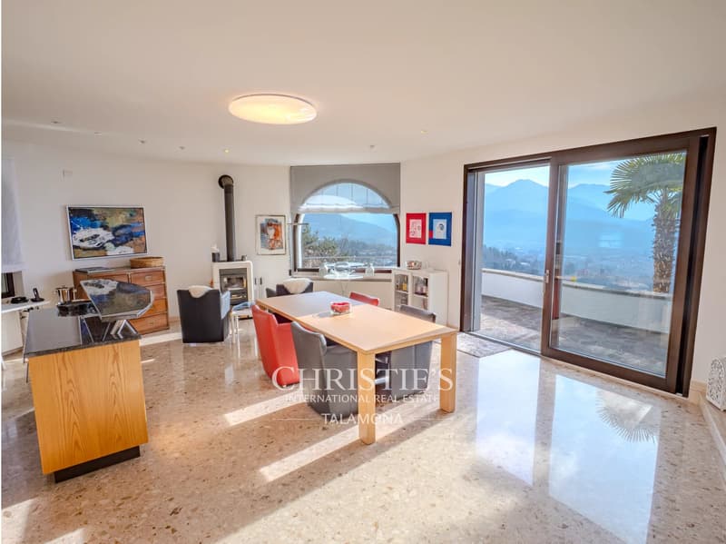 Villa avec vue panoramique, terrasse et piscine à Luino (8)