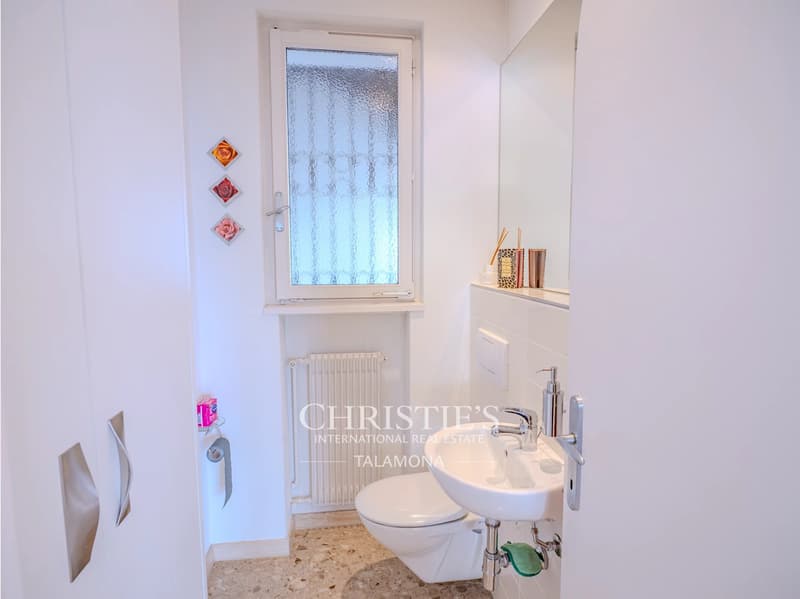 Villa mit Panoramablick, Terrasse und Pool in Luino (12)