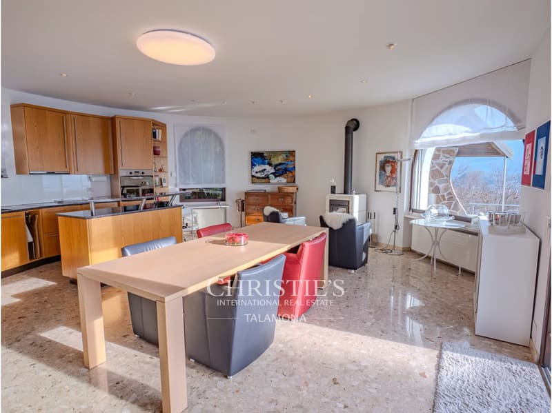 Villa avec vue panoramique, terrasse et piscine à Luino (11)