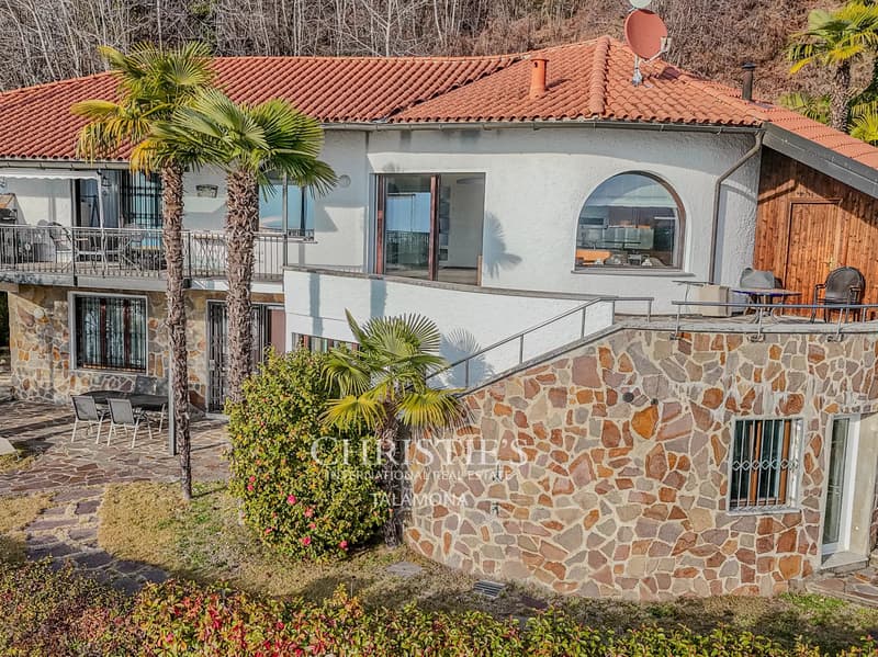 Villa avec vue panoramique, terrasse et piscine à Luino (6)