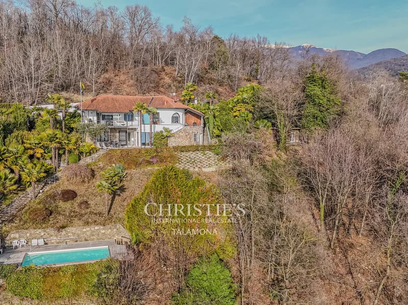 Villa avec vue panoramique, terrasse et piscine à Luino (7)