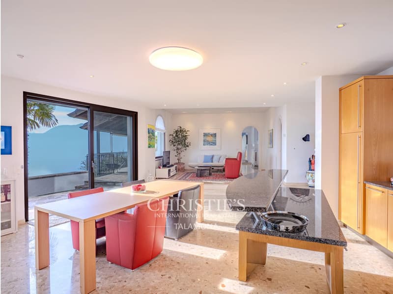 Villa mit Panoramablick, Terrasse und Pool in Luino (10)