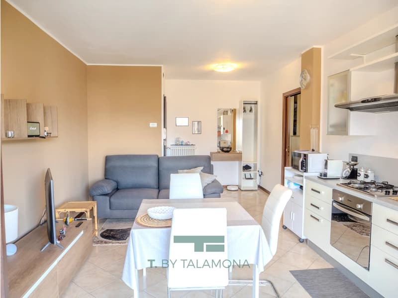 Ready-to-move-in 2-room apartment with balcony and double garage (4)