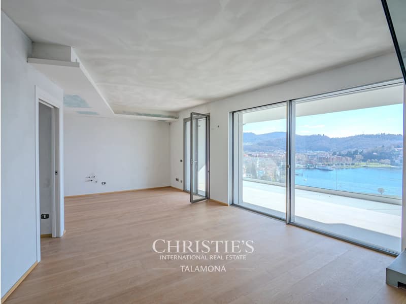 Three-room penthouse with a wonderful lake view in Laveno-Mombello (4)