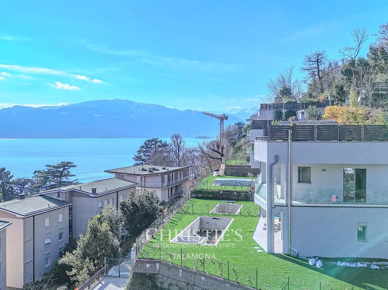 Three-room penthouse with a wonderful lake view in Laveno-Mombello (10)