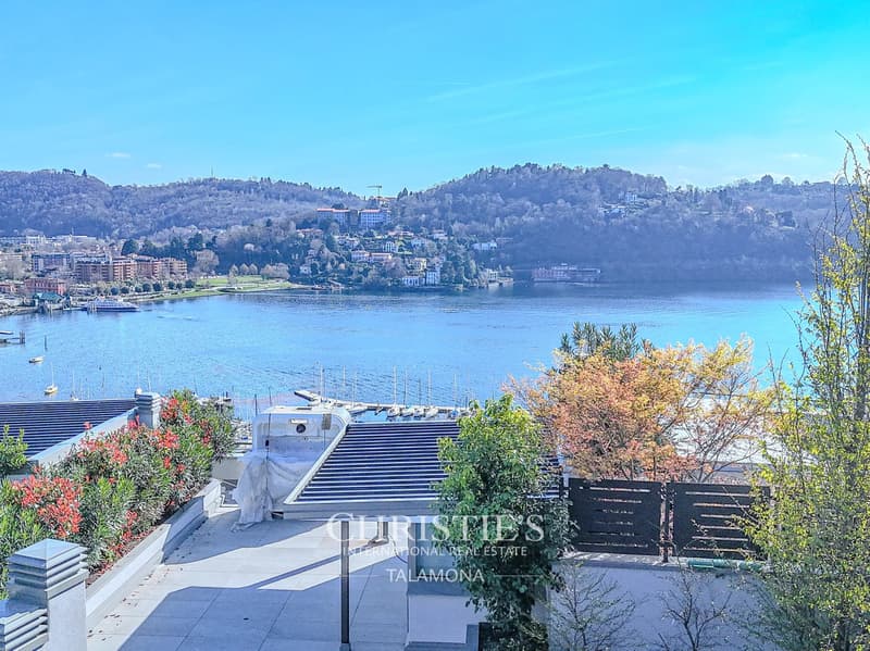 Three-room penthouse with a wonderful lake view in Laveno-Mombello (9)