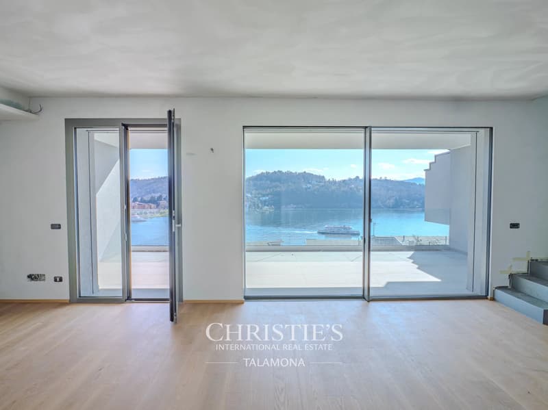 Three-room penthouse with a wonderful lake view in Laveno-Mombello (3)