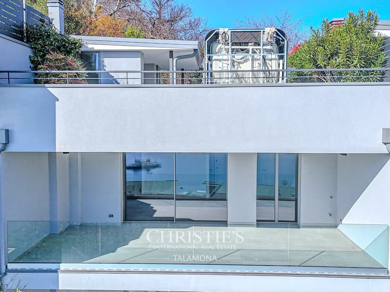 Three-room penthouse with a wonderful lake view in Laveno-Mombello (8)