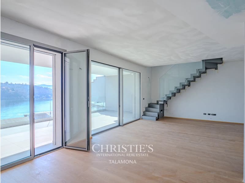 Three-room penthouse with a wonderful lake view in Laveno-Mombello (6)