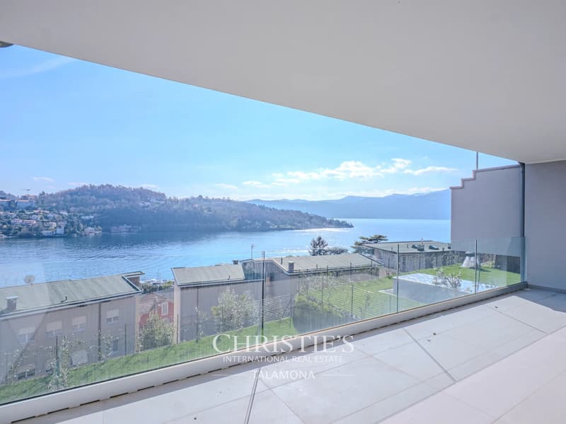 Three-room penthouse with a wonderful lake view in Laveno-Mombello (5)