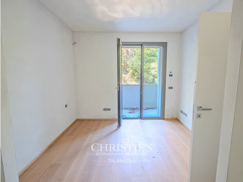 Three-room penthouse with a wonderful lake view in Laveno-Mombello (13)