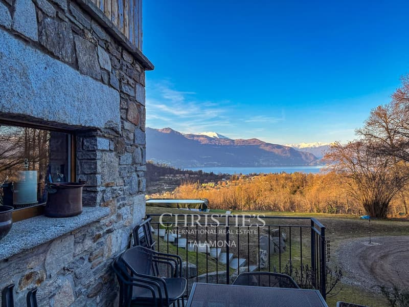 Villa mit 180-Seeblick und ebenem Garten in Castelveccana (3)
