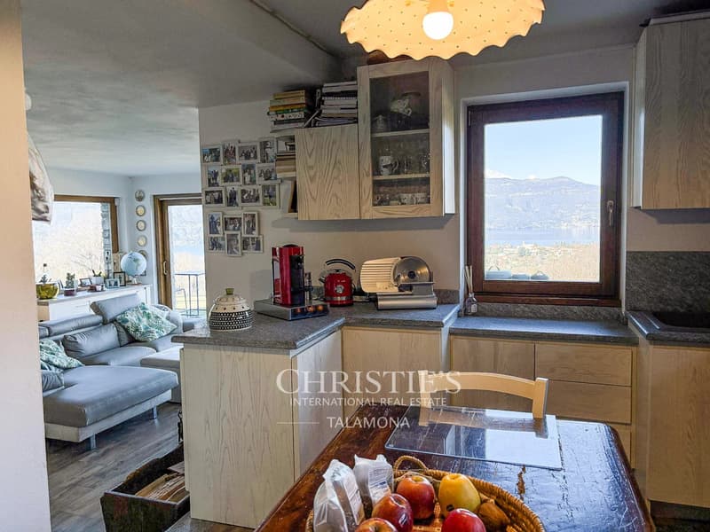 Villa mit 180-Seeblick und ebenem Garten in Castelveccana (4)