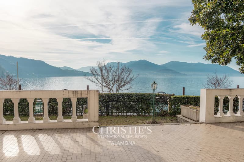 Villa lacustre avec jardin et accès direct à l'eau sur le lac Majeur, Maccagno (2)