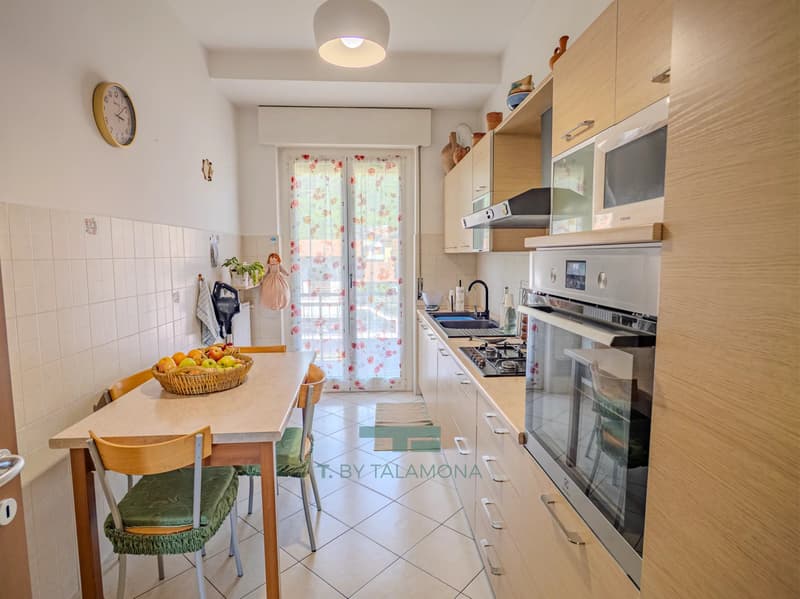 Spacious Renovated 3-Room Apartment in Quiet and Green Residential Area (8)