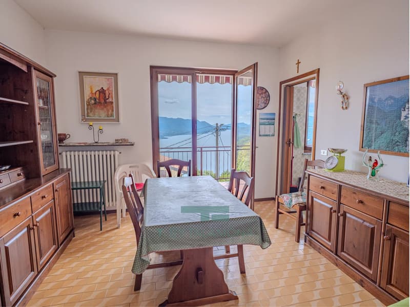 Casa indipendente con giardino privato e vista mozzafiato sul Lago Maggiore a Campagnano (11)