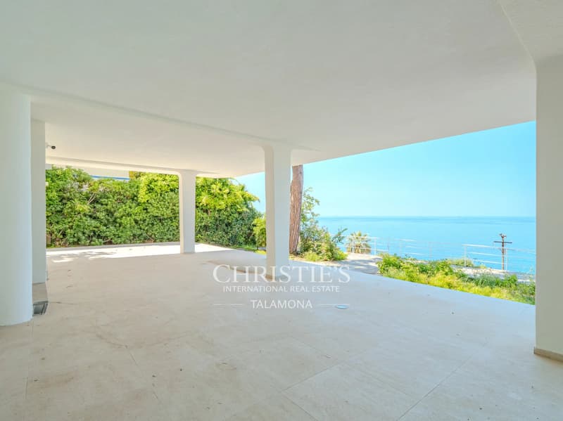 Exclusive modern minimalist villa with park and sea view (12)