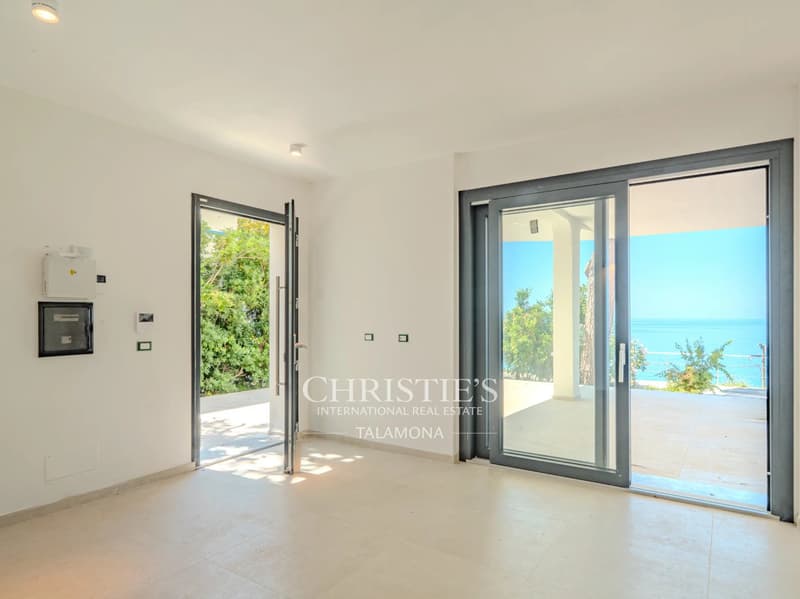 Exclusive modern minimalist villa with park and sea view (13)