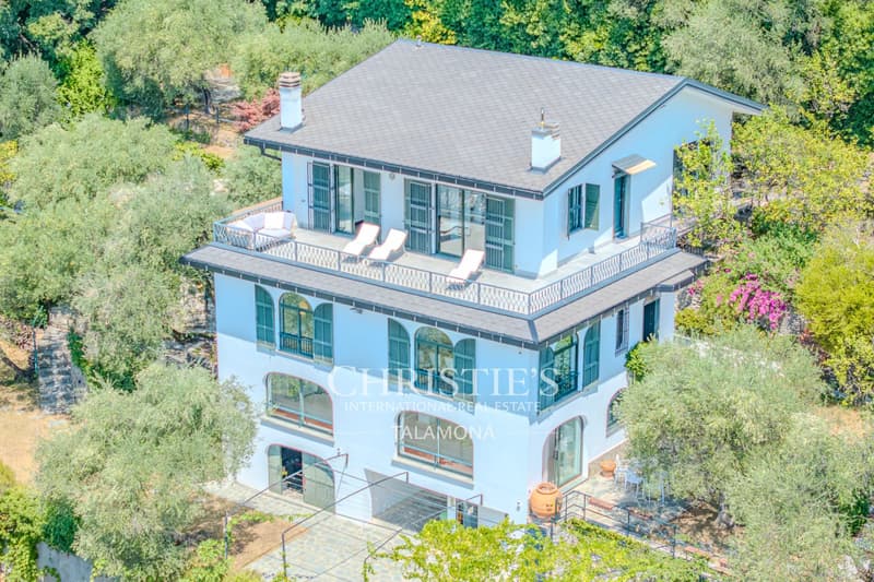 Exclusive villa in Rapallo with pool and sea view (1)