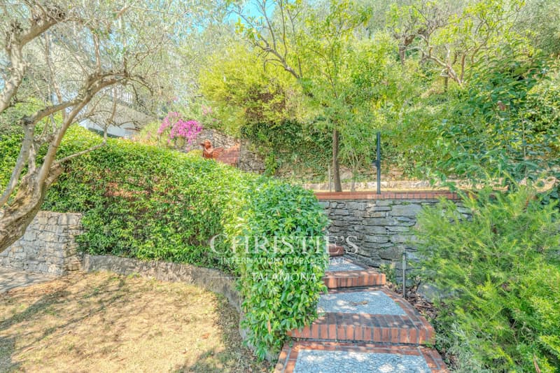 Exclusive villa in Rapallo with pool and sea view (11)