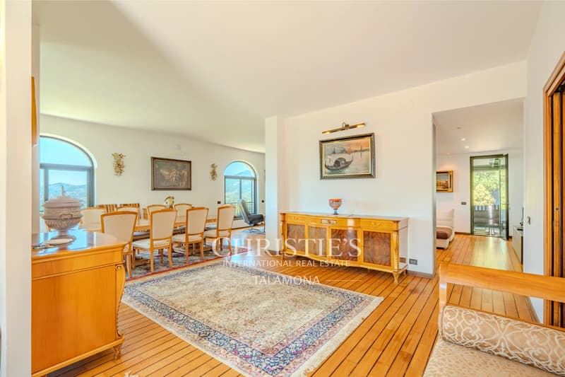 Exclusive villa in Rapallo with pool and sea view (13)