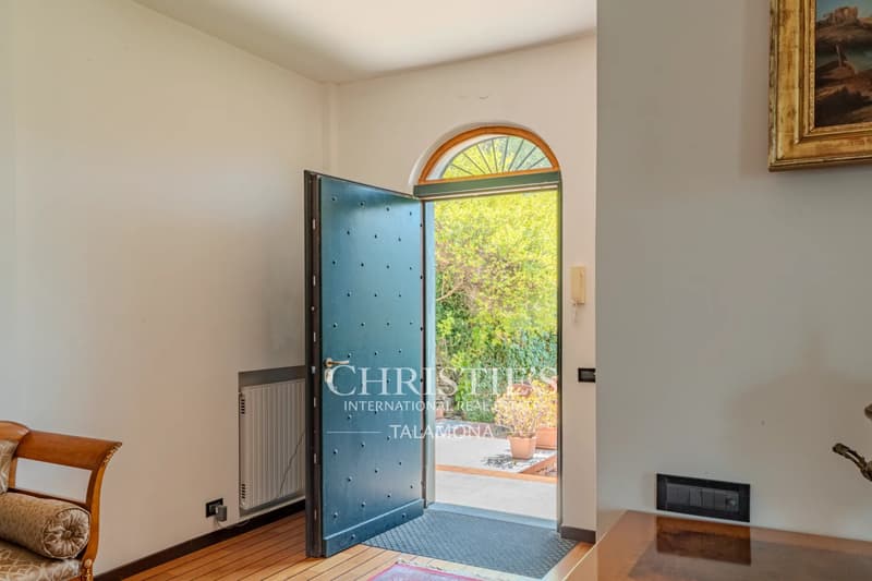 Exclusive villa in Rapallo with pool and sea view (12)