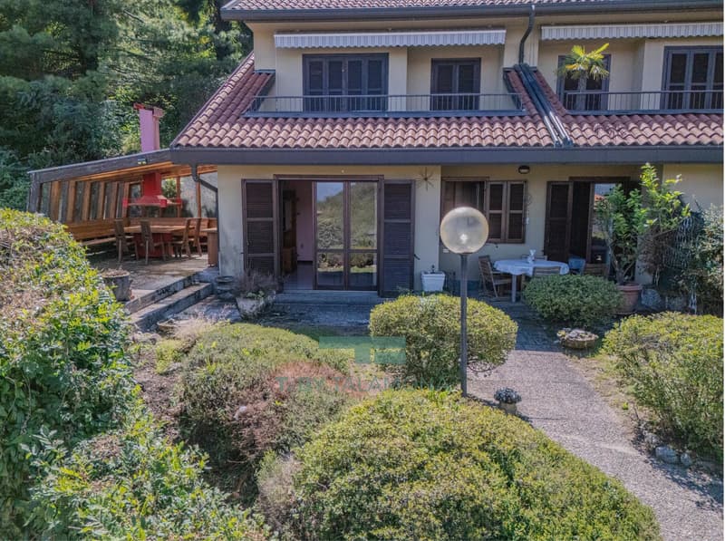 Wohnung mit privatem Garten und Wohnanlage mit Schwimmbad in Brezzo di Bedero (1)