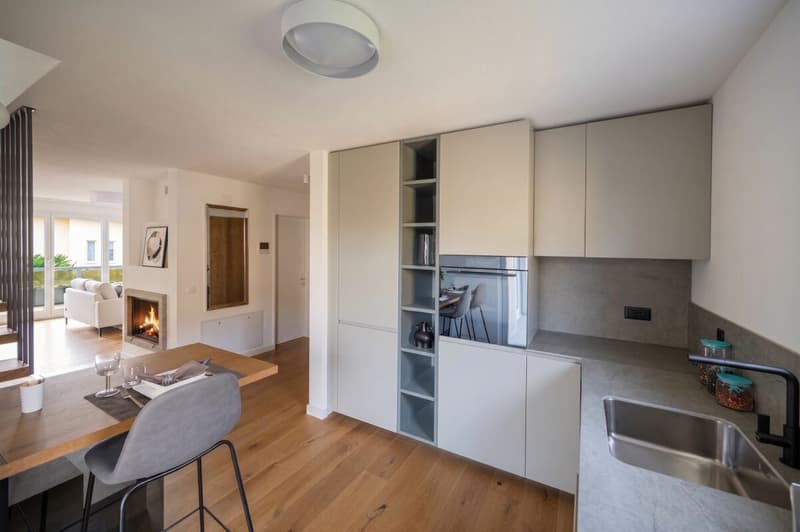 Cucina moderna con vista sul soggiorno