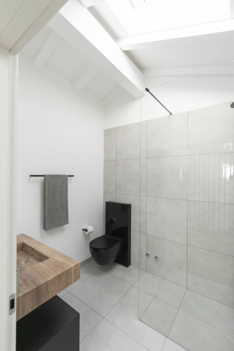 Bagno mansardato con lucernario