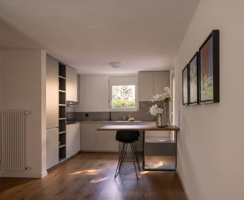 Moderne Küche mit Frühstücksbereich / Cucina moderna con zona colazione