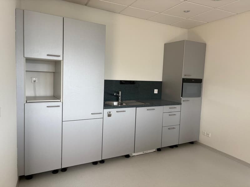 Frisch ans Werk in Reinach – ausgebaute 840 m² Laborfläche im Sternenhof (11)
