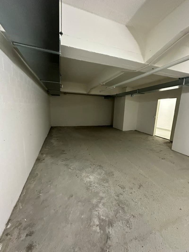 Spacious 72.5m² storage room in the USEGO area Olten for rent (4)