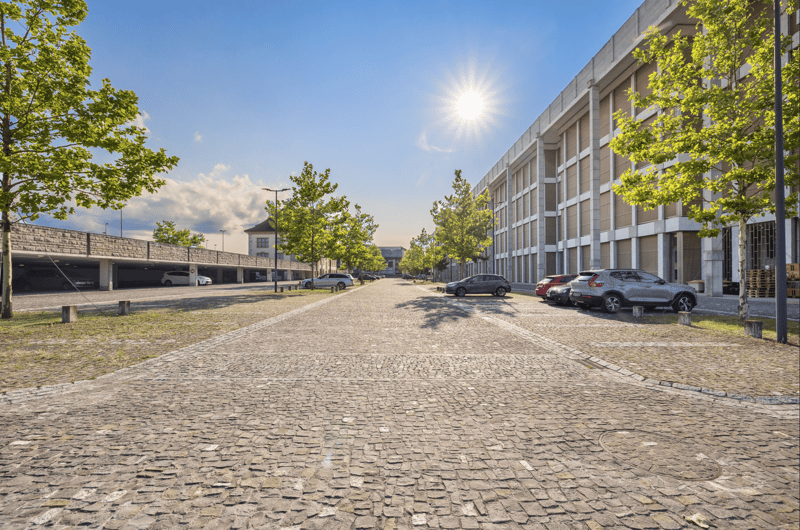 Votre nouveau siège social : Moderne, prêt à être occupé et dans un excellent emplacement (9)