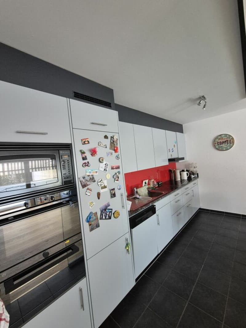 Appartement attractif avec parquet en bois massif et grand balcon (2)