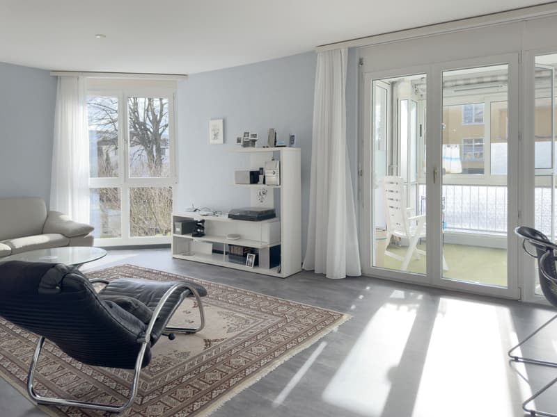 Sonnige 3.5-Zimmer-Eigentumswohnung mit grosszügigem teils verglastem Balkon in Bümpliz (2)