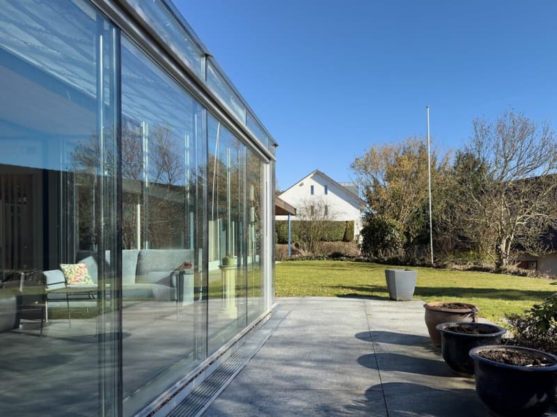 Detached 7-room single-family house with luxurious winter garden, beautiful surroundings, and outdoor swimming pool (12)