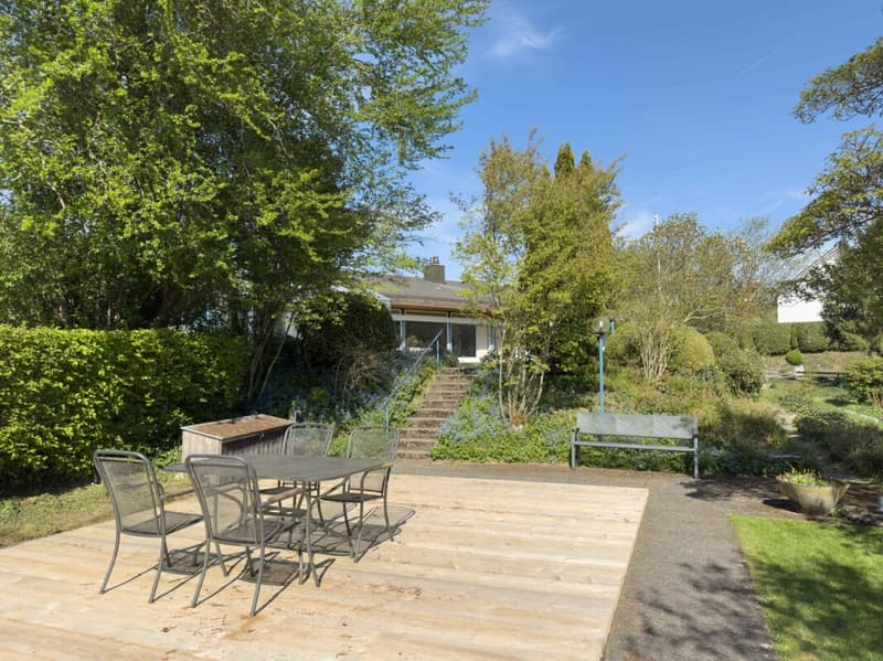 Detached 7-room single-family house with luxurious winter garden, beautiful surroundings, and outdoor swimming pool (2)