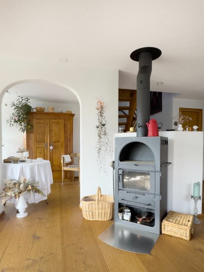 Ideally located between Thun and Bern - approximately 15 minutes to Thun, approximately 25 minutes to Bern. (7)
