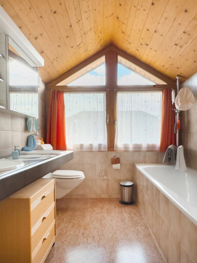 Ideally located between Thun and Bern - approximately 15 minutes to Thun, approximately 25 minutes to Bern. (16)