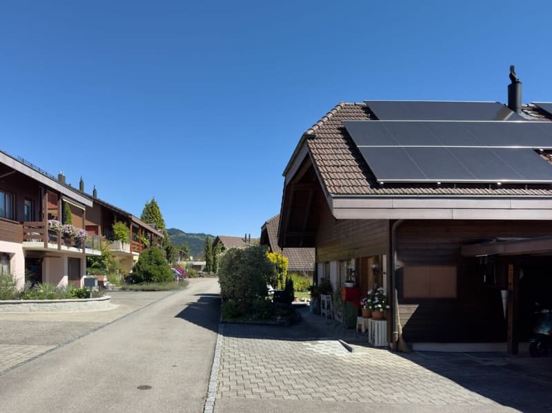 Ideally located between Thun and Bern - approximately 15 minutes to Thun, approximately 25 minutes to Bern. (30)