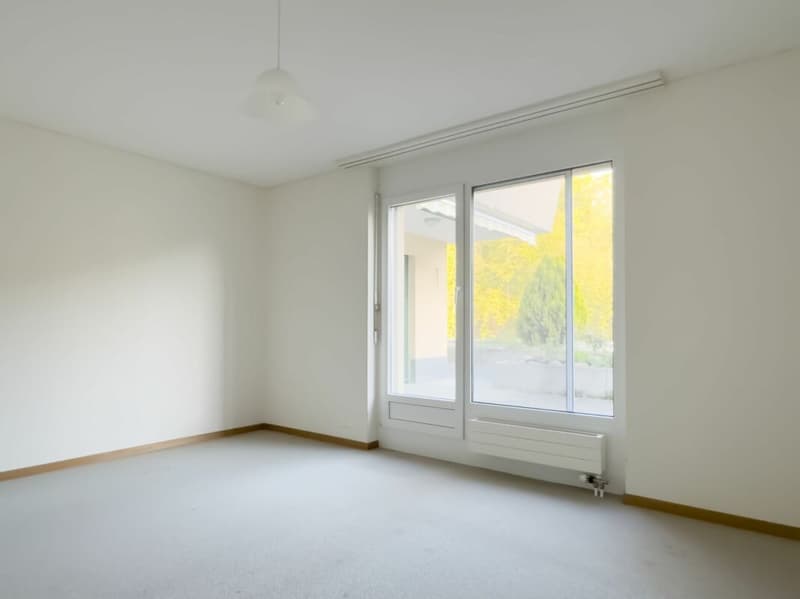 Spacious and comfortable living on one level in a sunny and unobstructed location (10)