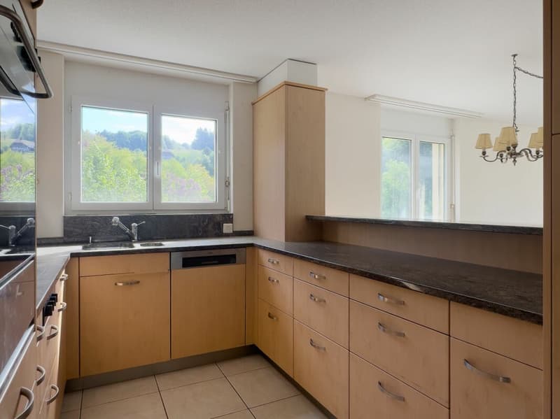 Spacious and comfortable living on one level in a sunny and unobstructed location (7)