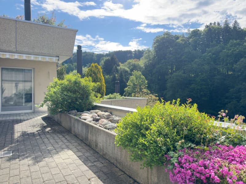 Spacious and comfortable living on one level in a sunny and unobstructed location (18)