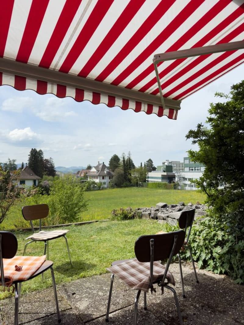 3.5-room row house, originally 4.5 rooms, with low-maintenance surroundings, single garage, and beautiful view location at the gate to the city of Thun (9)