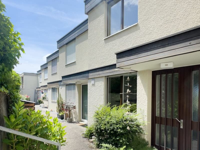 3.5-room row house, originally 4.5 rooms, with low-maintenance surroundings, single garage, and beautiful view location at the gate to the city of Thun (1)