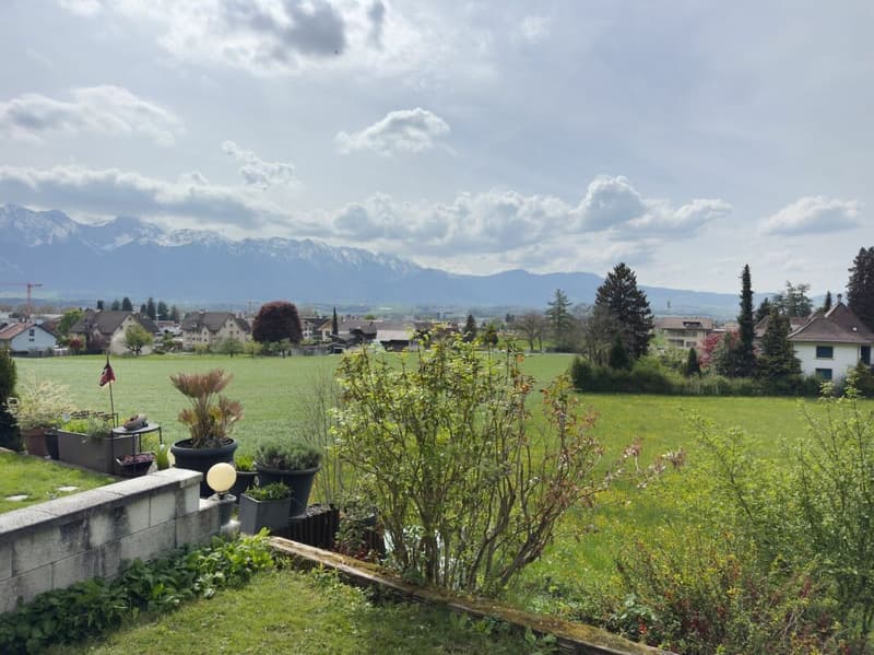 3.5-room row house, originally 4.5 rooms, with low-maintenance surroundings, single garage, and beautiful view location at the gate to the city of Thun (3)