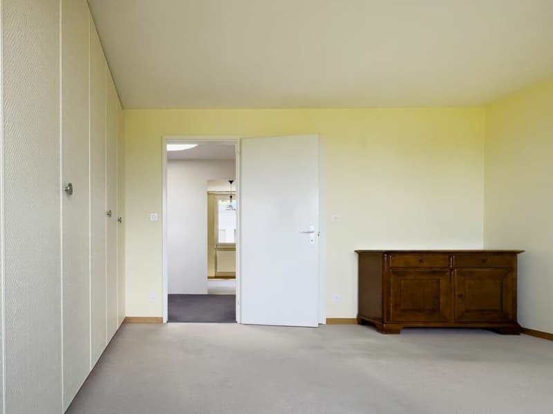 3.5-room row house, originally 4.5 rooms, with low-maintenance surroundings, single garage, and beautiful view location at the gate to the city of Thun (16)