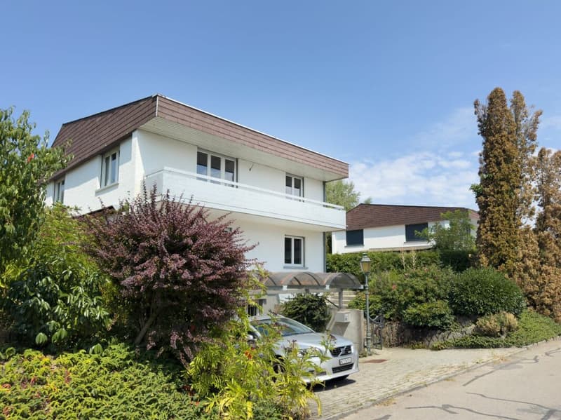 Freistehendes 6-Zimmer-Einfamilienhaus mit schöner Gartenanlage, Balkon, Garage und Vorplatz mit Parkplatzmöglichkeiten (1)